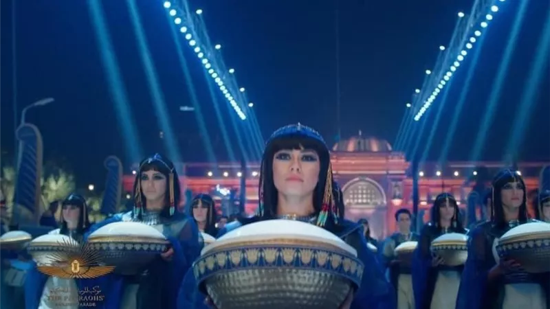 «حتشبسوت» في المُقدمة.. 4 ملكات أبهرن العالم يتجولن في شوارع المحروسة