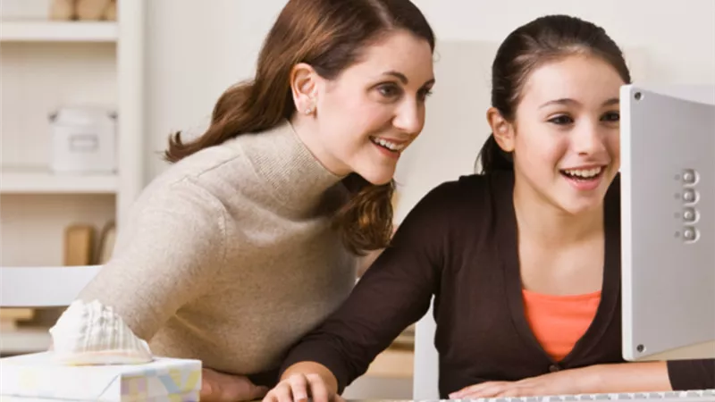   سألنا الأمهات ازاي بتتعاملوا مع بناتكم .. والرد: «بنحكي أسرارنا لبعض».. فيديو