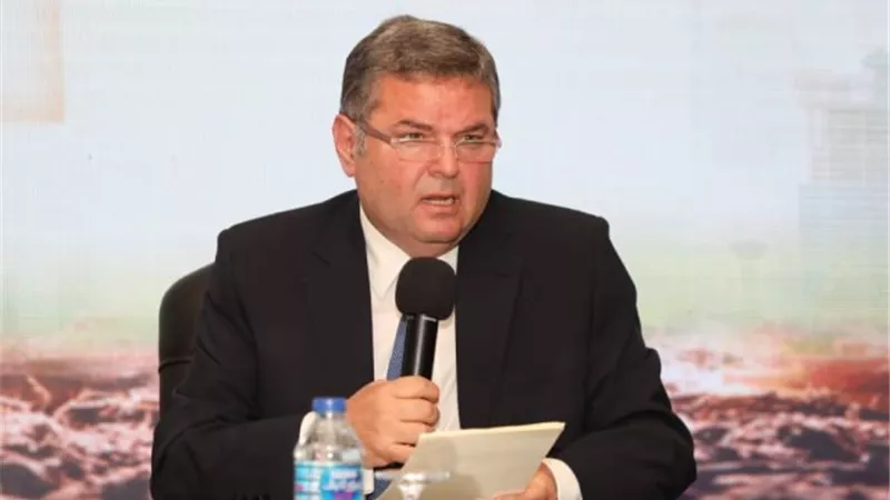 وزير قطاع الأعمال ينشر صورًا من موقع إنشاء أكبر مصنع للغزل في العالم