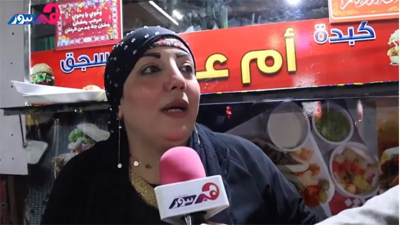 27 عامًا من كفاح الأرصفة.. بائعة الساندوتشات: «قوتي بـ10 رجالة».. فيديو