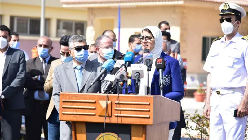 وزيرة الصحة تشهد تطعيم مرشدي قناة السويس بلقاح كورونا