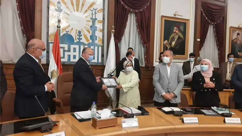 محافظ القاهرة يُكرم 3 مهندسات لجهودهن بموكب المومياوات الملكية