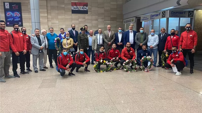 وزير الرياضة يُهنئ المنتخب المصري للمصارعة بمطار القاهرة