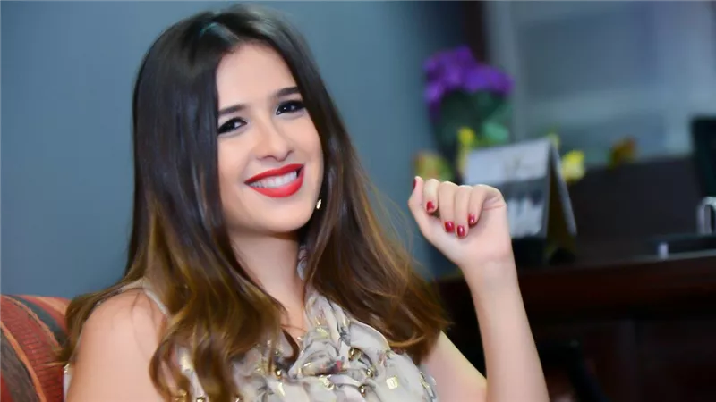 عمر كمال يغني إنتي معلمة.. وياسمين عبد العزيز تلاعب حواجبها | فيديو