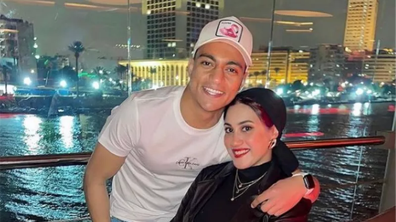 اللاعب مصطفى محمد فى نزهة نيلية مع زوجته (صور)