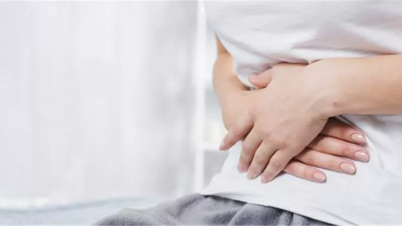 لو بطنك بتوجعك.. 7 مشروبات تُخلصك من الألم