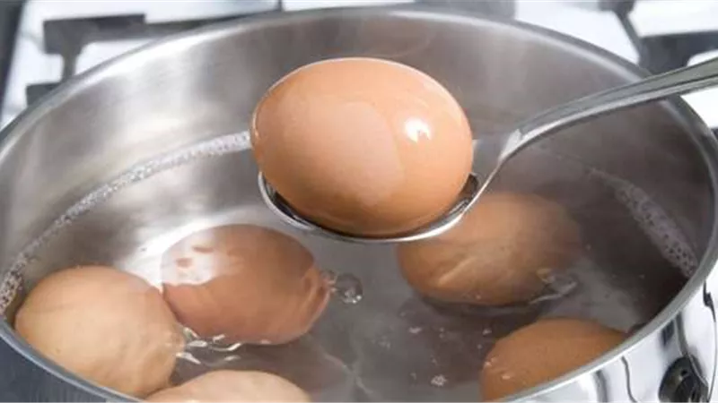 ما هي الطريقة المثالية لسلق البيض؟.. شيف تُجيب