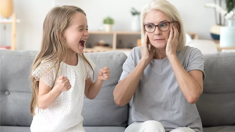 5 خطوات للتعامل مع طفلك العصبي.. تعرفي عليها