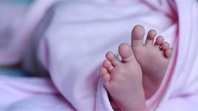 سيدة تقتل طفلتها خنقًا بأوسيم.. والتحريات: «مُهتزة نفسيًا»