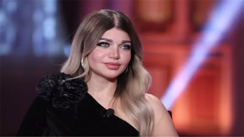 بفستان أسود قصير.. ياسمين الخطيب تستعرض أنوثتها