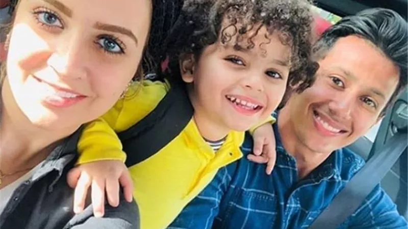 بصورة مع طفليهما.. عمرو جمال يعلن مرض زوجته (صورة)