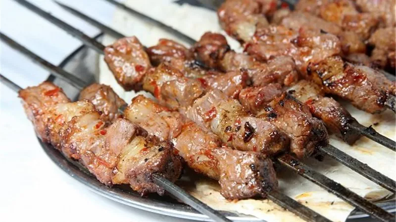 بدلًا من شرائها.. حضري اللحم المشوي في منزلك بهذه الطريقة 