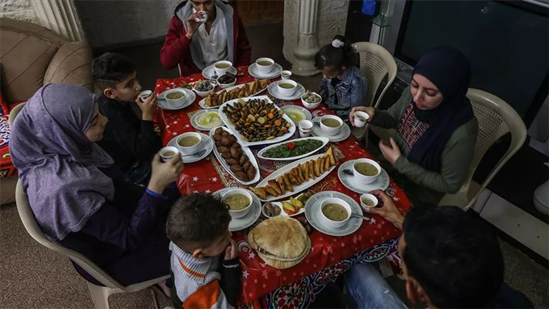 تجنبًا لـ كورونا.. «الصحة» تستعرض طرق تناول إفطار وسحور رمضان