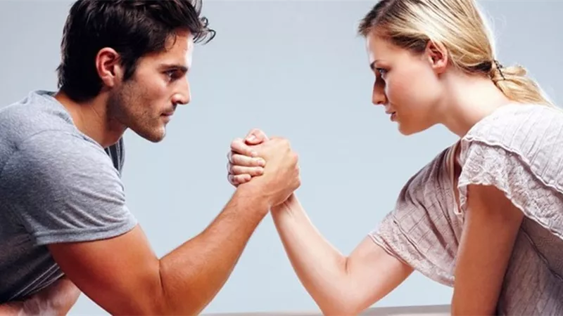 أيهما أذكى الرجل أم المرأة؟.. طبيب نفسي يُجيب