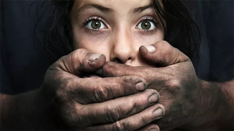 «ملاك وشيطان».. صاحب محل يتحرش بطفلة في أوسيم