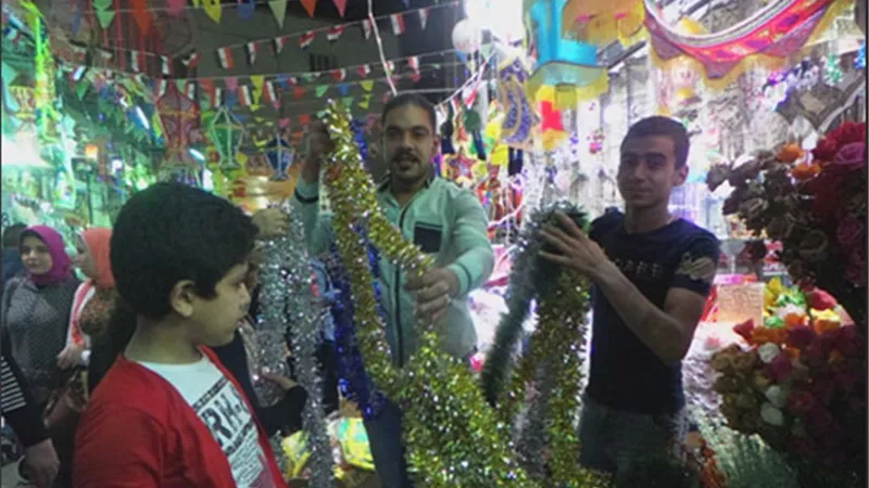 «من الإبرة للصاروخ».. زحام على شراء زينة رمضان في الخيامية.. فيديو