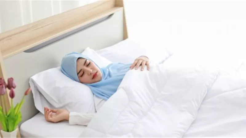 لماذا يعجز الصائمون عن النوم في نهار رمضان؟.. طبيب يوضح روشتة العلاج
