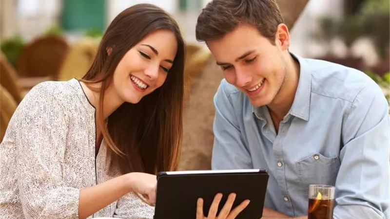 بتحبي ولا متعلقة؟.. تعرفي على الفرق بينهما