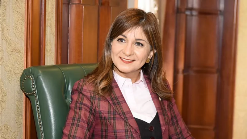 وزيرة الهجرة تتواصل مع بطل مصري ساهم في ضبط مجرم هارب بأمريكا
