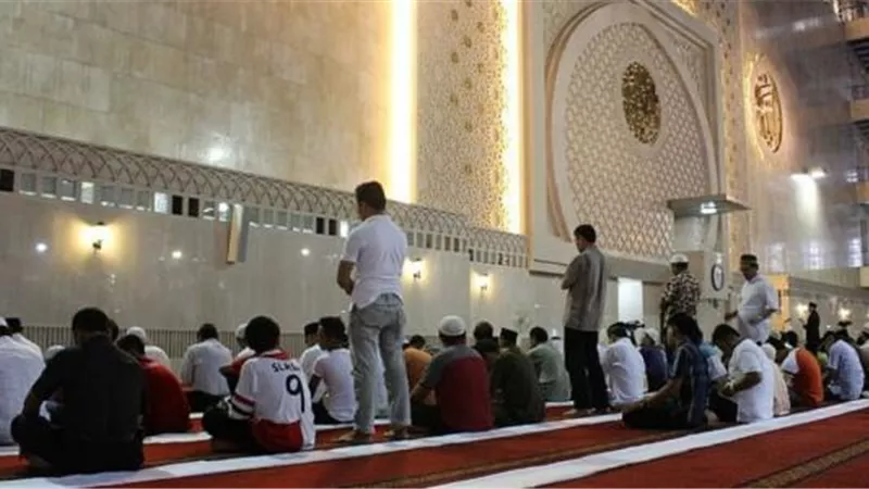 هل يشترط أداء صلاة التراويح في جماعة؟.. أزهري: «الرسول قال لا».. (فيديو)