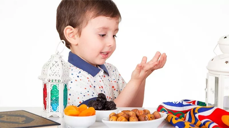 كيف تشجعين طفلك على صيام رمضان؟ (فيديو)
