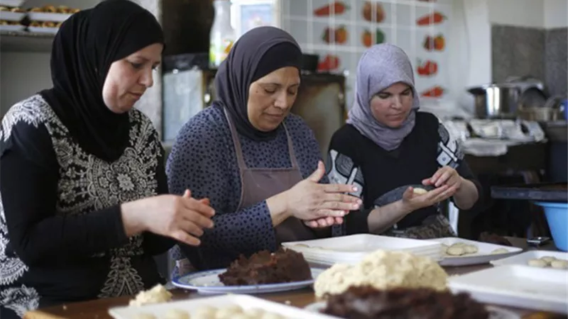 خاص| سيدات يروين يومياتهن في المطبخ خلال رمضان: صيام بأشغال شاقة