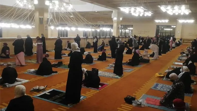 إقبال نسائي غير مسبوق علي 3 مساجد مفتوحة للتراويح ..صور