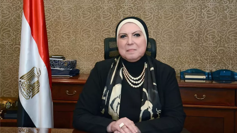 وزيرة الصناعة: أصلي التراويح في بيتي وماليش في العزومات | فيديو