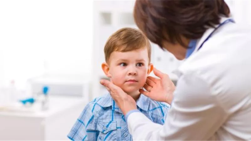 للأمهات.. 7 أعراض تثبت إصابة طفلك بفرط نشاط الغدة الدرقية 
