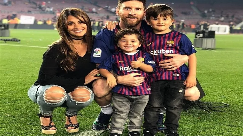 زوجة ميسي تقدم دليلًا على بقاء زوجها مع «برشلونة»