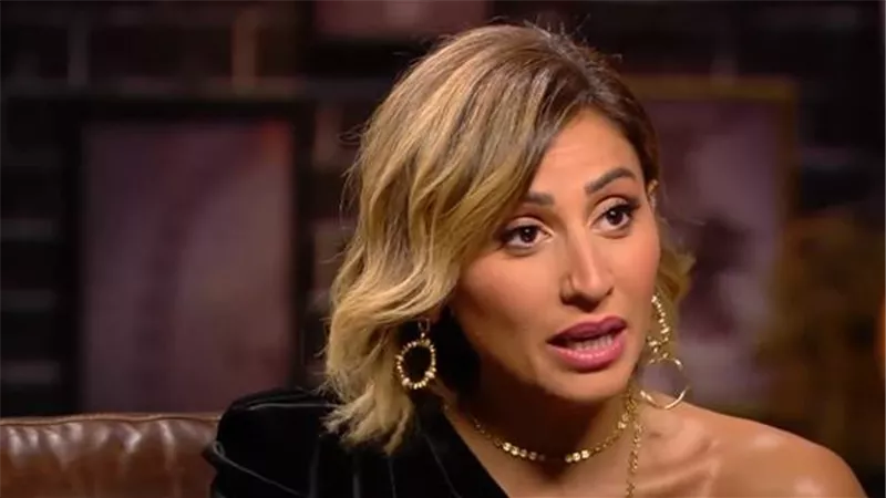 شاهد.. رعب دينا الشربيني داخل كبسولة الهوب دروب في «رامز عقله طار»
