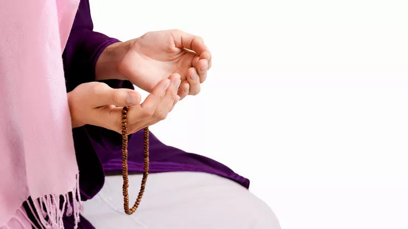 ما حكم الاغتسال من الجماع بعد آذان الفجر في رمضان؟ (فيديو)