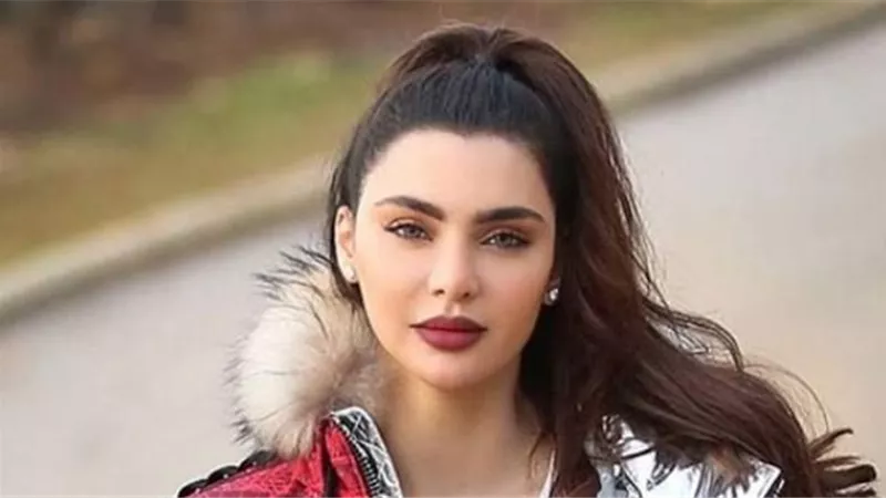 قبلة ساخنة تزيدها إثارة.. قمر تعود للأضواء مجددًا (فيديو)
