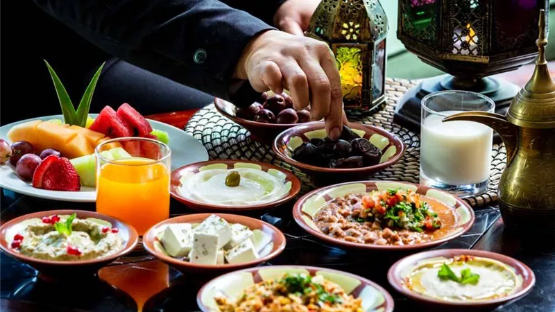 استشاري تغذية يشرح كيفية تجنب الانتفاخ بعد إفطار رمضان.. فيديو