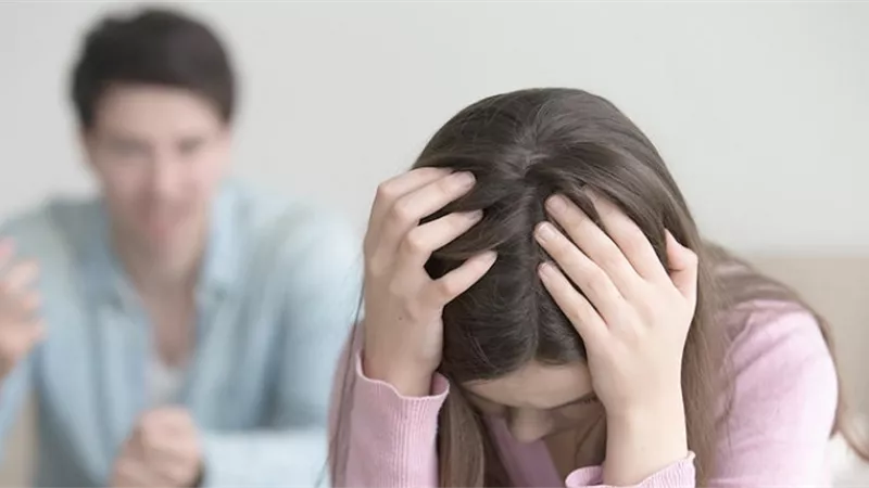 رفضت تصرف عليه فضربها بالسكين.. شهد تستغيث بـ محكمة الأسرة 