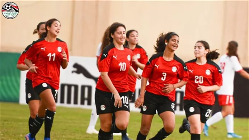 4 لاعبات محترفات في معسكر منتخب الكرة النسائية.. تعرفي عليهن