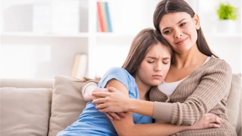 كيف أتعامل مع حب ابنتي المُراهقة؟.. أخصائية نفسية ترد: «مش بإيدها»