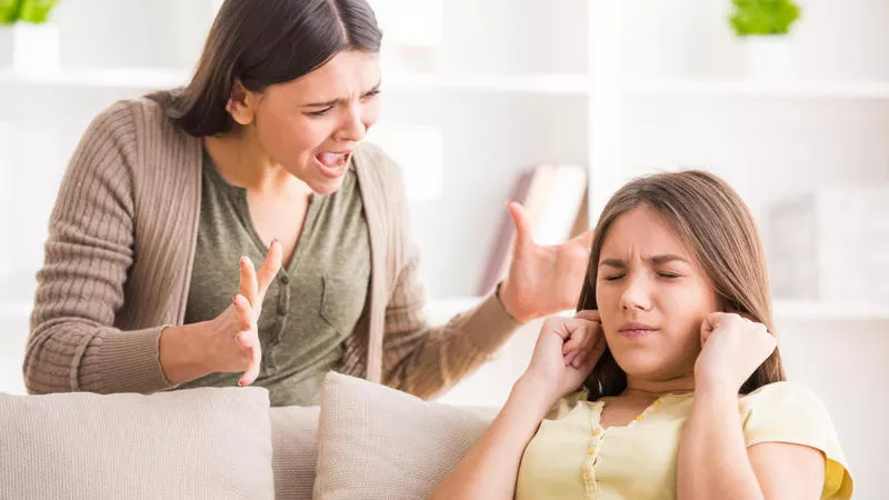 لو بنتك بتحب.. خبيرة علاقات أسرية للأمهات: «بلاش عصبية ده من حقها»
