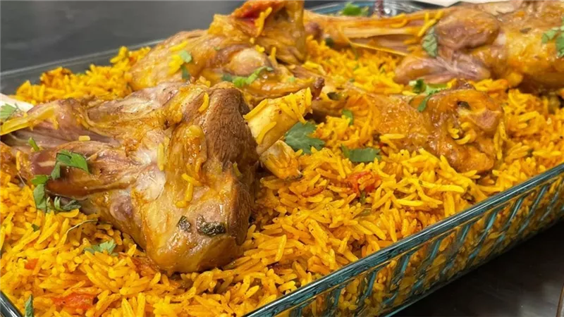 سفرة رمضان 2021.. طريقة عمل كبسة بالموز الضاني والدجاج بالبهارات الخليجية