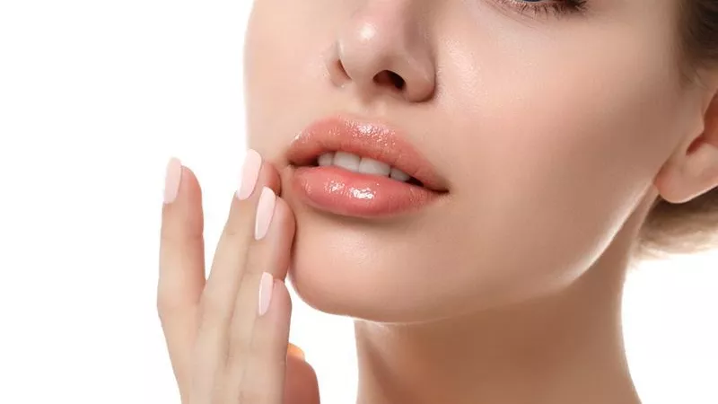 كيف يمكنكِ التخلص من مشكلة الاسمرار حول الفم؟.. طبيبة جلدية تُجيب