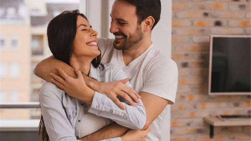 ماذا تحتاج المرأة من الرجل؟.. السر في لغات الحب الخمس 
