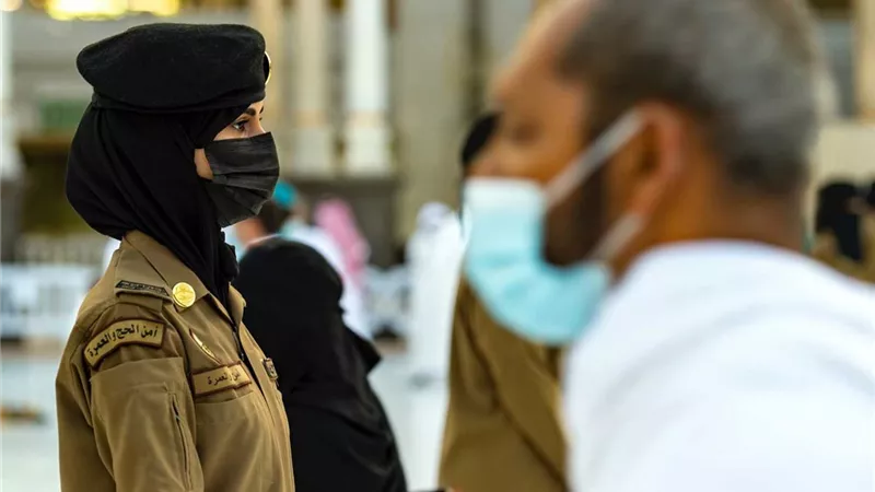 شرطة نسائية أمام الكعبة في مُهمة رسمية.. والجدل يُشعل «السوشيال ميديا»