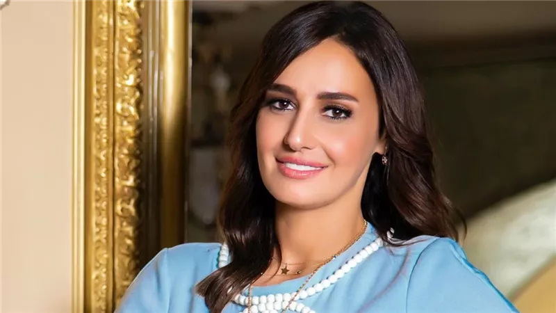 على شاطئ البحر.. حلا شيحة تناجي الله وتدافع عن معز مسعود (فيديو)