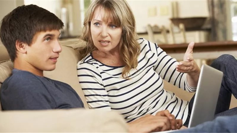 كيف أتعامل مع ابني المراهق.. 8 خطوات أبرزها عينك على أصحابه