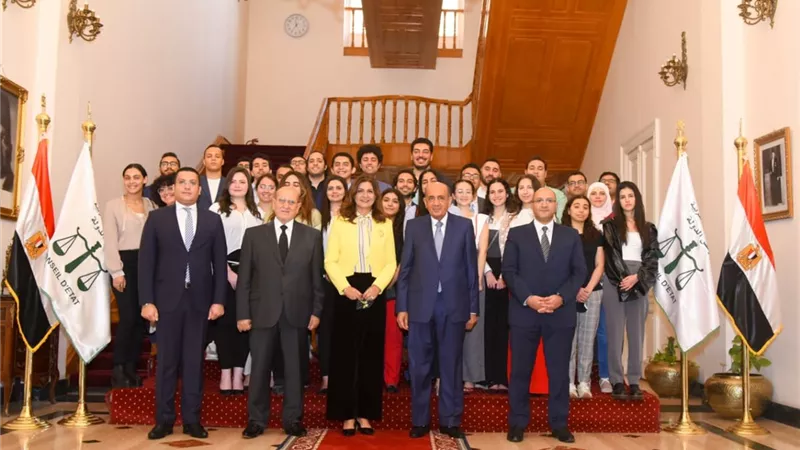 وفد المصريين بالخارج يزور مجلس الدولة.. وحسام الدين يرد على التساؤلات
