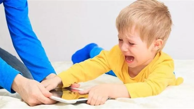 أمهات يتساءلن: ابني عصبي أتعامل معاه إزاي؟.. وخبيرة: «العيب فيكِ مش فيه»