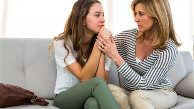 «لو خايفة على بنتك».. 9 نصائح مهمة للتعامل مع الفتيات في سن المراهقة