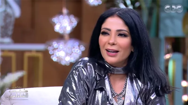 أنا أم حازمة.. منى زكي تكشف طريقتها في تربية أبنائها.. فيديو
