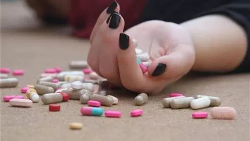 مصرع سيدة تناولت حبة سامة بالخطأ 