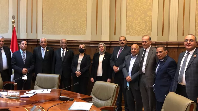 نواب بـ«الشيوخ» لوزيرة البيئة : هواء القاهرة ملوث.. والوزيرة ترد